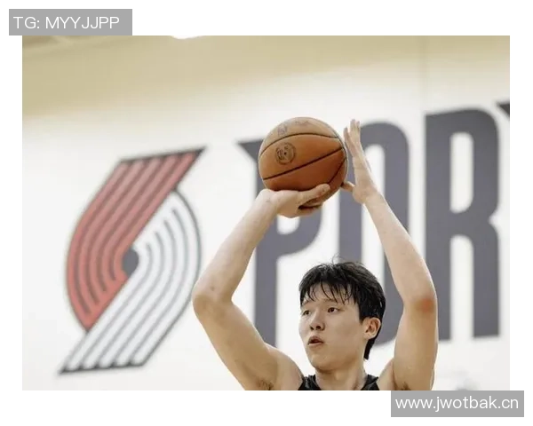 杨瀚森在NBA发展联盟展现惊人弹跳直接隔人扣篮引发热议